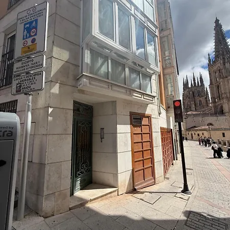 Atuairehome Puerta A La Catedral De Burgo